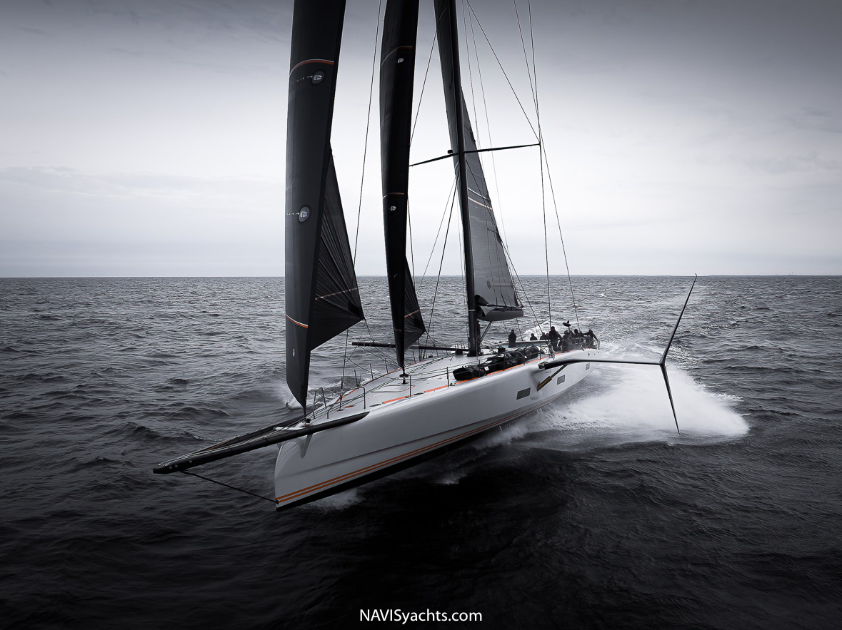 Slicing Waves S/Y Raven’s