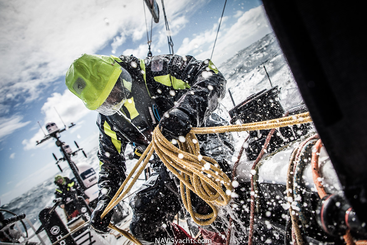 Sailing big waves, storm sailing